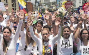 Les femmes du Venezuela dans la rue pour et contre Maduro