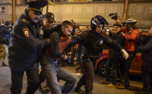 Au moins 270 arrestations lors de manifestations pour l'anniversaire de Poutine