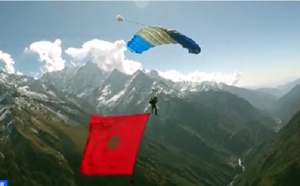 Anas Bekkali hisse le drapeau marocain sur l'Himalaya