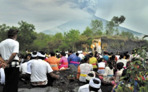 Des milliers d'habitants fuient la menace du volcan Agung