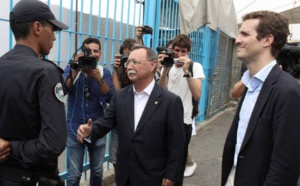 Un membre des forces de l’ordre marocaines refuse de saluer le président du préside occupé de Sebta Juan Jesús Vivas fortement critiqué et le policier encensé