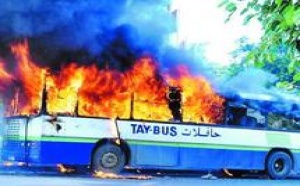 Un bus en feu à Settat