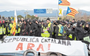 Des militants séparatistes radicaux bloquent le trafic en Catalogne