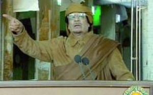 Mouammar Kadhafi attaqué de toutes parts