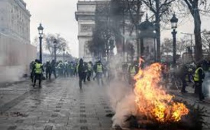 Après une mobilisation des "Gilets jaunes"  en léger recul, l'attente d'annonces de Macron