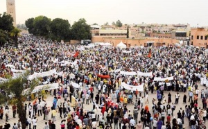 Sit-in à Casablanca et Marrakech à la mémoire des victimes des attentats : Des milliers de manifestants dénoncent la barbarie terroriste