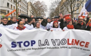 10.000 “foulards rouges” défilent à Paris pour défendre la démocratie et les institutions