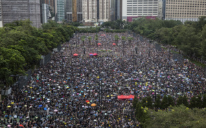 La foule manifeste à nouveau dans les rues de Hong Kong