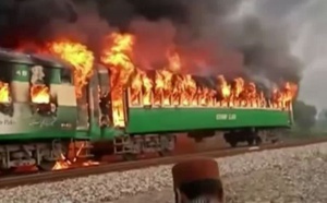 Au moins 71 morts dans un incendie à bord d'un train de passagers au Pakistan