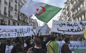 Les étudiants algériens dans la rue malgré le décès du général Gaid Salah