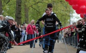 Une Britannique boucle le marathon de Londres avec des "jambes bioniques"