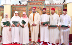 Amir Al-Mouminine remet le Prix Mohammed VI aux majors du Programme de lutte contre l'analphabétisme organisé dans les mosquées