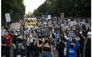 En Allemagne, des milliers de manifestants demandent à l'UE de prendre en charge les réfugiés