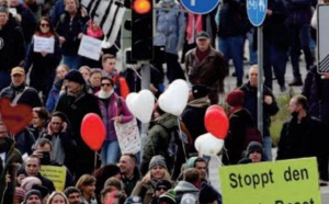 Manifestations contre les restrictions en Europe, heurts en Allemagne