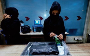 A l'aéroport de Kaboul, les “dernières femmes ” retravaillent malgré la peur