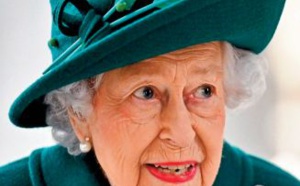 Elizabeth II "trahie par ses enfants"