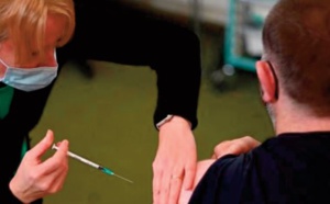 Face au “raz-de-marée Omicron”, le Royaume-Uni mise sur la troisième dose de vaccin