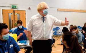 Face au variant Omicron, Boris Johnson confronté à la colère de sa majorité