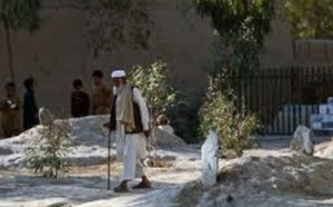 Dans un asile afghan, cure au poivre et cellules avec vue sur les tombes d'anciens patients