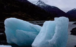 Les glaciers fondent plus vite lorsqu 'ils finissent dans un lac