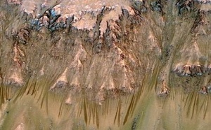 Insolite : De l’eau liquide coule-t-elle sur Mars