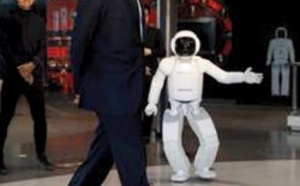 Obama joue au foot avec un robot japonais