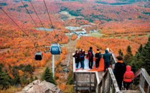 Les touristes affluent pour l'automne haut en couleur du Québec