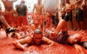 Espagne: des tonnes de tomates attendent la grande bagarre de la Tomatina