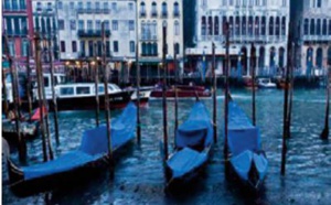 Un phénomène de basses marées met à sec des canaux de Venise