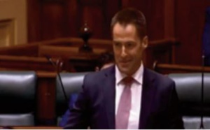 Un député australien fait sa demande en mariage pour son premier discours officiel au Parlement