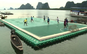 ​Dans le sud de la Thaïlande, un terrain de foot flottant remet une île à flot