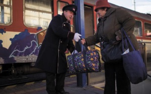 A la gare de Bratislava, des sans-abris sont promus bagagistes