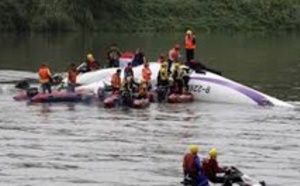 Un avion de TransAsia tombe dans une rivière à Taipei à Taïwan