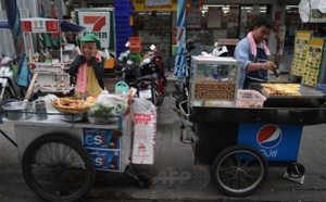 Chasse aux marchands ambulants sur les trottoirs de Bangkok