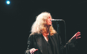 Près de quarante après, Patti Smith pleure en retrouvant ses objets volés