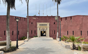 La Fondation Mahi Binebine fait don d’une œuvre artistique au Musée historique de Gorée