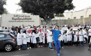 Les étudiants des Facultés de médecine remettent leur blouse