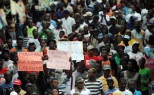 Les deux camps dans la rue après le report des élections en Haïti