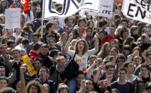 Jeunes et salariés français dans la rue