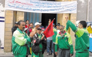 Les agents de nettoyage des halles d’Essaouira en sit-in