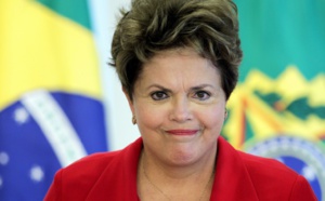 La présidente Dilma Rousseff vers la sortie