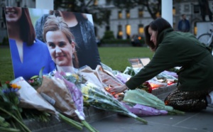 La députée travailliste Jo Cox mortellement blessée par balle, la campagne de Brexit suspendue