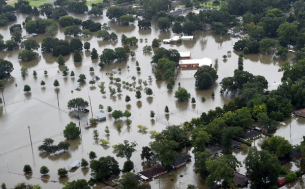 Des milliers d'évacuations face aux inondations en Louisiane et aux incendies en Californie