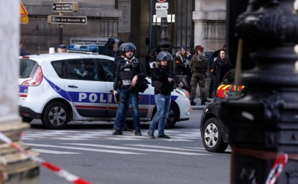 Attaque "à caractère terroriste" de militaires près du musée du Louvre