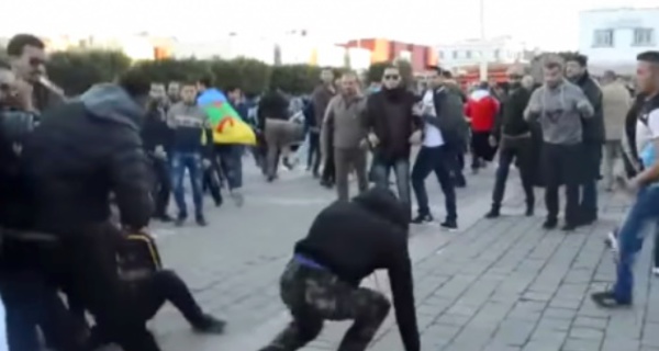 Des manifestants s'en prennent à une résidence de la police à Al-Hoceima