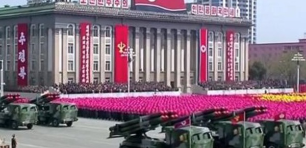 Pyongyang célèbre l’anniversaire  de l’armée par un grand exercice militaire