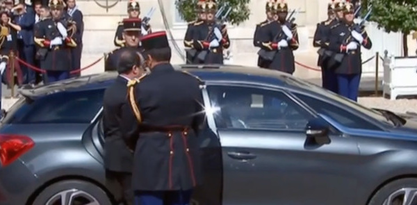 Passation de pouvoirs : François Hollande acclamé lors de son départ de l'Elysée