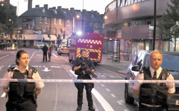 Une camionnette fonce sur des piétons à la sortie d'une mosquée à Londres