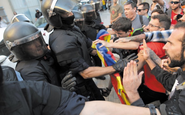 ​Les Catalans votent en défi  aux autorités espagnoles