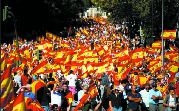 Des milliers de partisans de l'unité  espagnole dans les rues de Barcelone